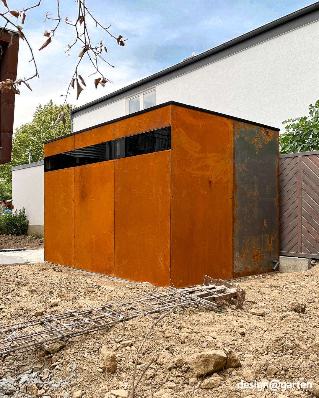 Casetta per attrezzi con rivestimento in vero acciaio Corten da 2 mm e vetri ESG